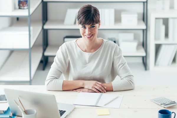 Empresária sentada à mesa — Fotografia de Stock