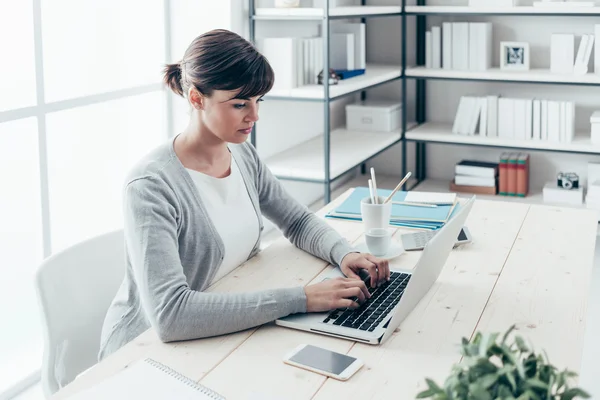 Freelancer sentado na mesa de escritório — Fotografia de Stock