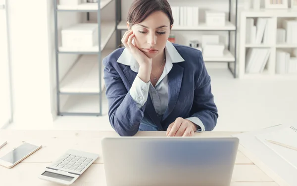 Femme d'affaires ennuyée travaillant — Photo