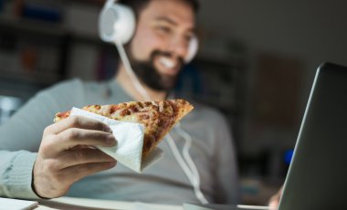 adam bir dilim pizza yeme