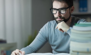 Kendine güvenen öğrenci kitap okuma