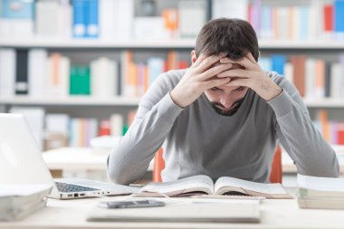 Başı ağrıyan bitkin bir adam.