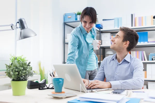 Homem e uma mulher usando um laptop — Fotografia de Stock