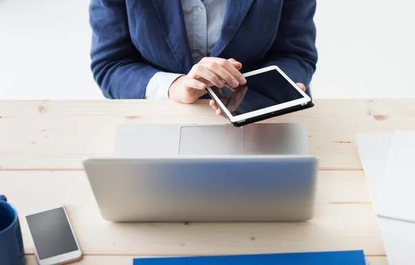 Empresária usando um tablet tela sensível ao toque — Fotografia de Stock