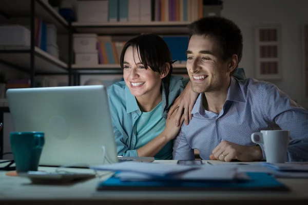 Married couple at home using a laptop — Stock Photo, Image