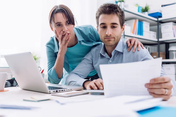 Couple checking bills at home — Stock Photo, Image