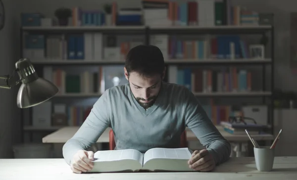 Homme étudiant la nuit — Photo