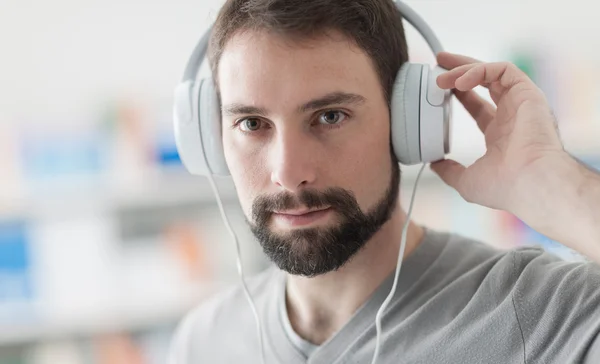 Jongeman die naar muziek luistert — Stockfoto