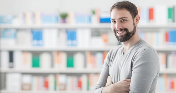 Mann arbeitet am Schreibtisch — Stockfoto