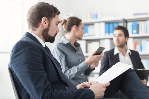 Zakenmensen hebben een vergadering — Stockfoto