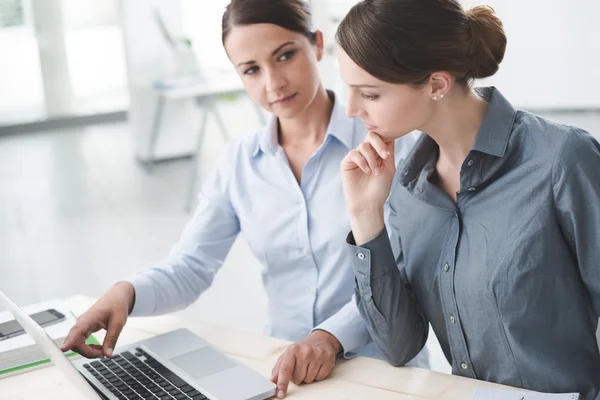 Geschäftsfrauen arbeiten gemeinsam an einem Laptop — Stockfoto