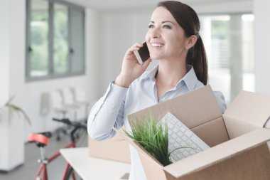  yeni bir ofis taşıma kadın