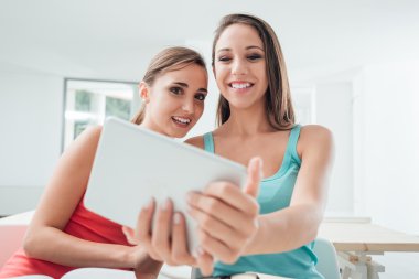 Kızlar bir tablet ile sosyal ağ