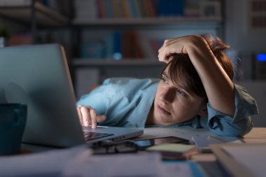 Ofis Masası çalışan kadın