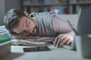 gece geç saatlerde ofiste adam uyku 