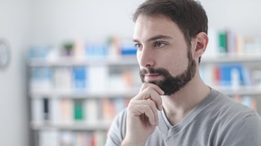 çene üzerinde el ile kendine güvenen adam