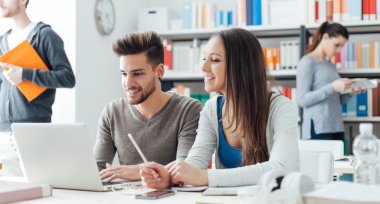  Masa başında oturan öğrenciler 