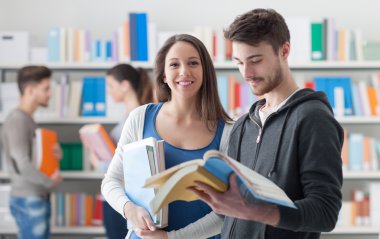 kitap tutan mutlu öğrenciler 