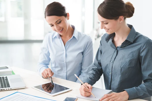 Business kvinnor använder en beröring skärm tavlan — Stockfoto