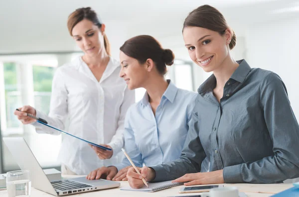 Geschäftsfrauen-Team arbeitet — Stockfoto