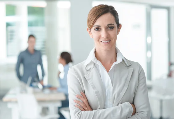 Unternehmerin posiert in ihrem Büro — Stockfoto