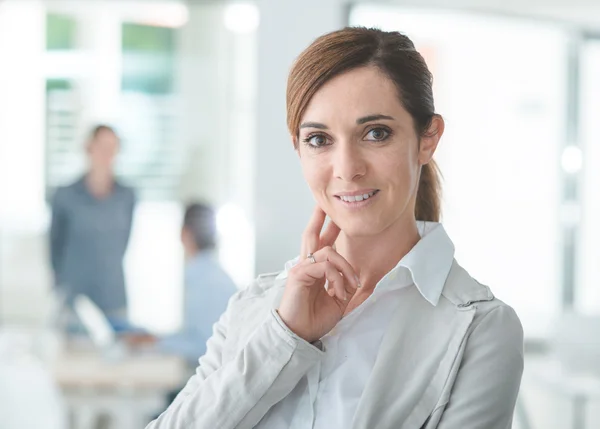 Femme entrepreneur posant dans son bureau — Photo