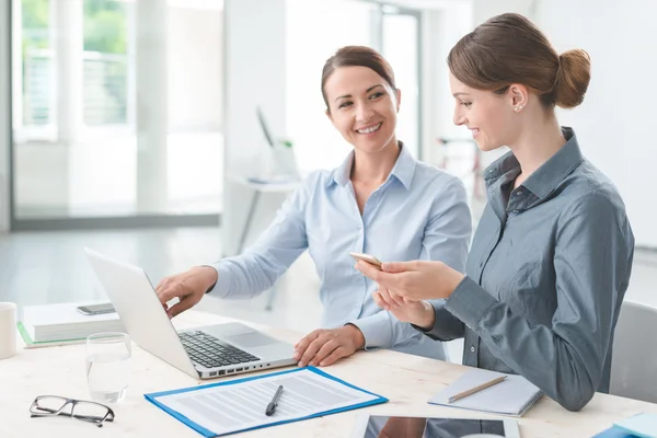 Üzleti nők együtt dolgoznak egy laptop — Stock Fotó