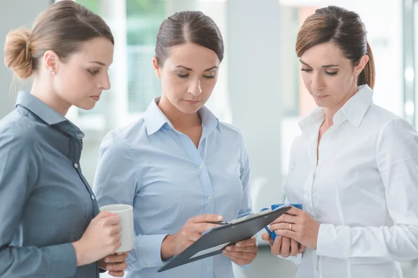 Unternehmerinnen diskutieren — Stockfoto