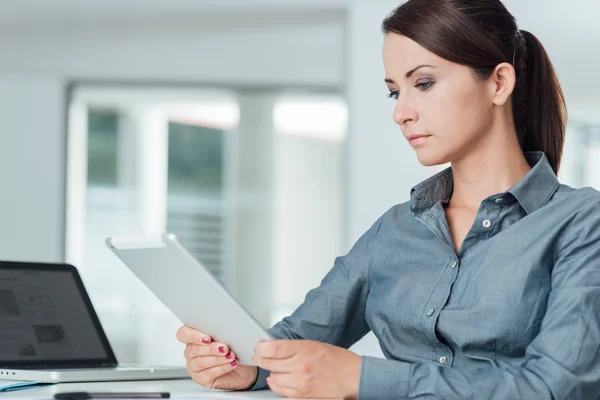 Geschäftsfrau mit digitalem Tablet — Stockfoto