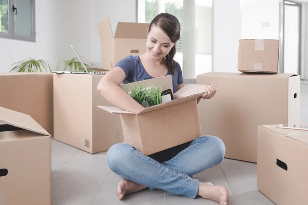 Beautiful woman unpacking — Stock Photo, Image