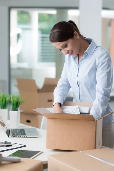 Business woman unpacking in her new office — Stock Photo, Image