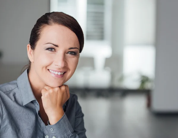 Hermosa mujer de negocios posando , — Foto de Stock