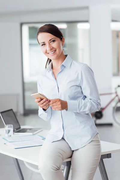 Affärskvinna med hjälp av en smart telefon — Stockfoto