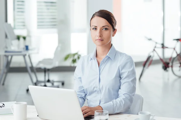 Mulher trabalhando na mesa do escritório — Fotografia de Stock