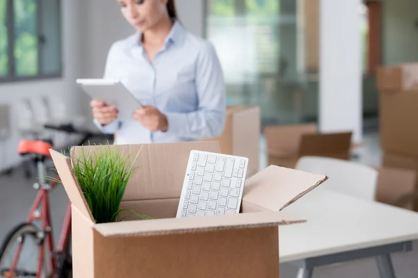 Geschäftsfrau zieht in ein neues Büro — Stockfoto