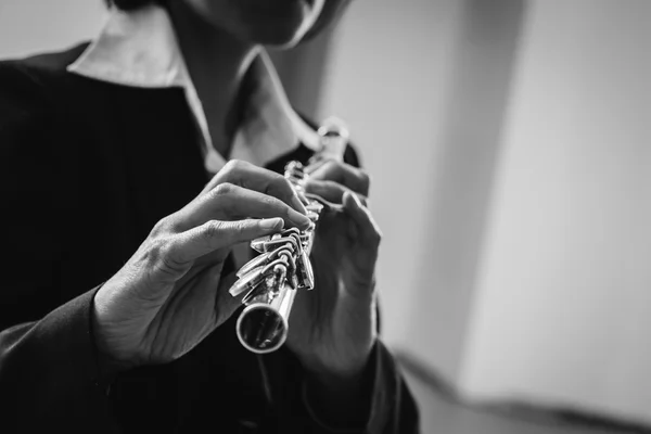 Flautista femenino elegante que realiza — Foto de Stock