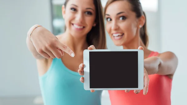 Meninas mostrando um tablet e apontando — Fotografia de Stock
