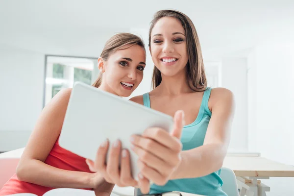 Redes sociais meninas com um tablet — Fotografia de Stock