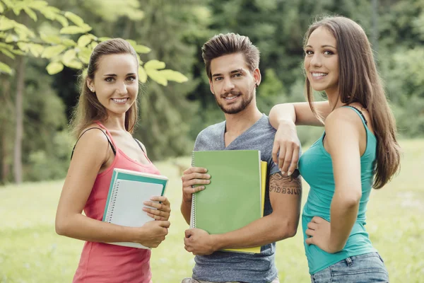 Studenti a přátelé představují — Stock fotografie