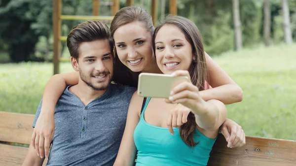 Adolescenza nel parco prendendo selfie — Foto Stock