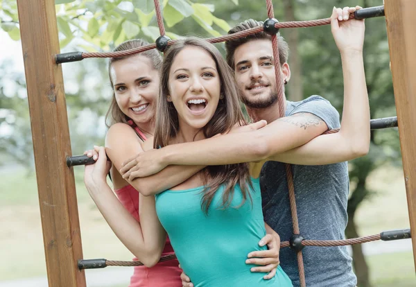 Tonåringar på den lekplats poserar — Stockfoto