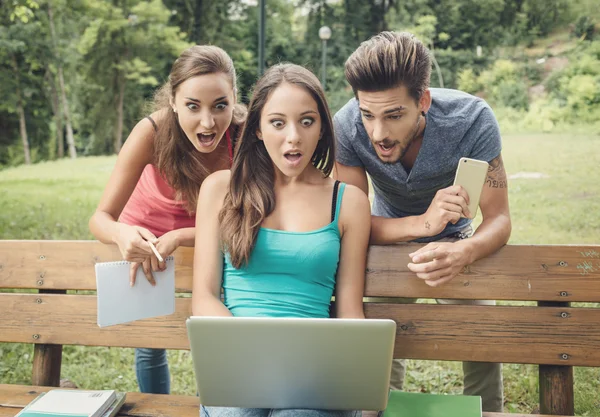 Teenager schauen sich etwas Erstaunliches online an — Stockfoto