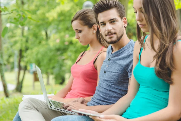 Jugendliche im Park entspannen sich, — Stockfoto