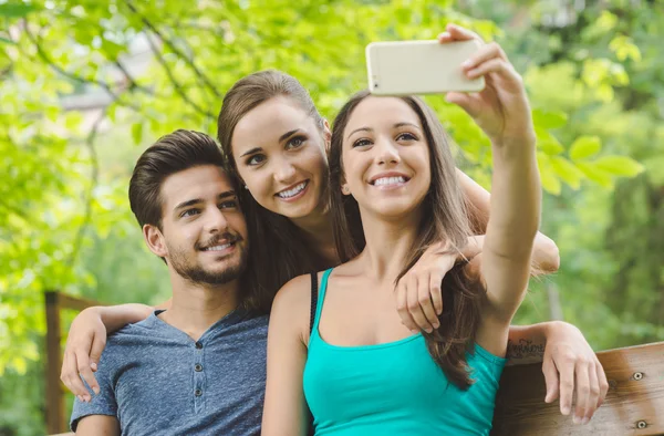 Tonåringar med selfie — Stockfoto