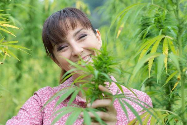 Frau überprüft Pflanzen — Stockfoto