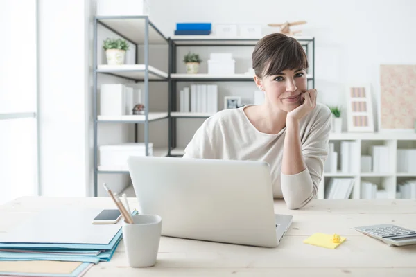 Empresária sentada na mesa do escritório — Fotografia de Stock