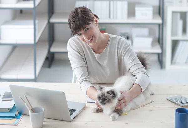 女人爱抚猫 — 图库照片