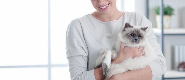 Woman holding her cat — Stock Photo, Image