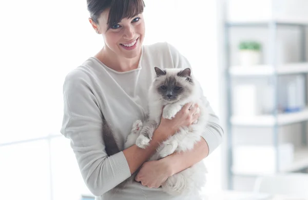 Happy woman holding cat — Stock Photo, Image