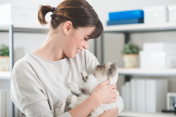 Mujer en casa sosteniendo su hermosa — Foto de Stock